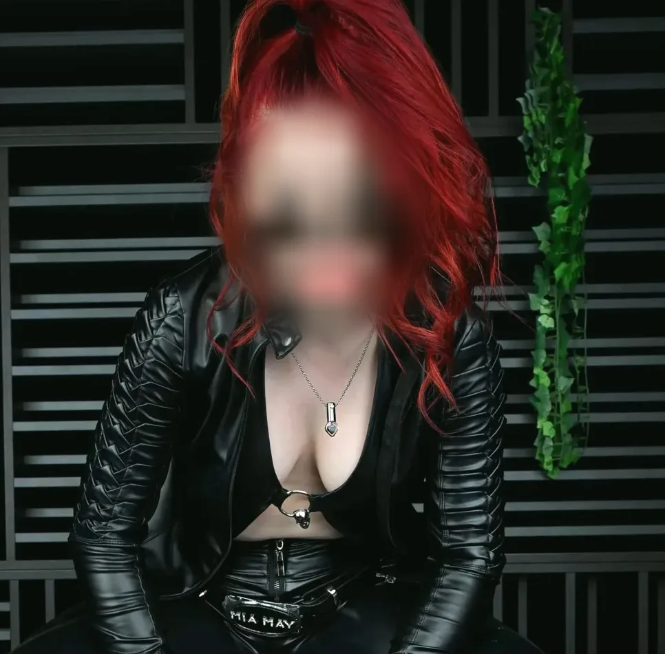 Emina, 24