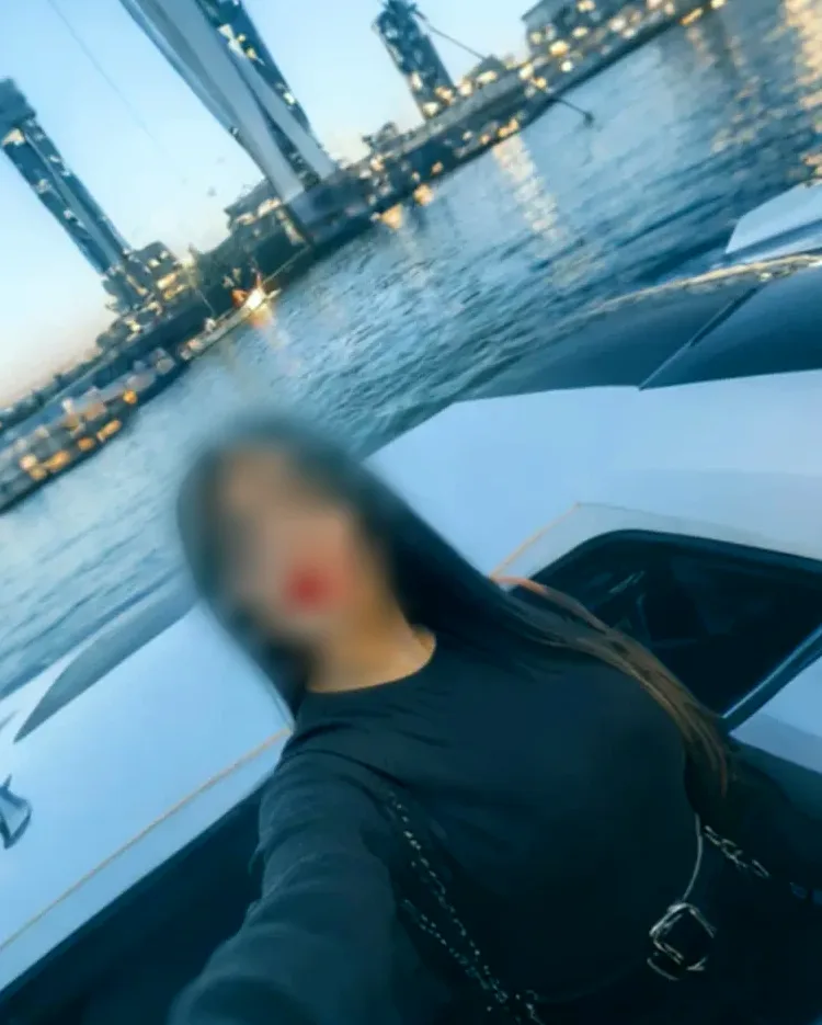 Sabrina, 35